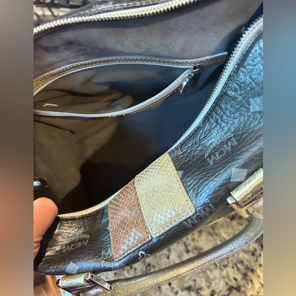 MCM VISETTOS LION PRINCESS BOSTON BAG GUC - Picture 9 of 13